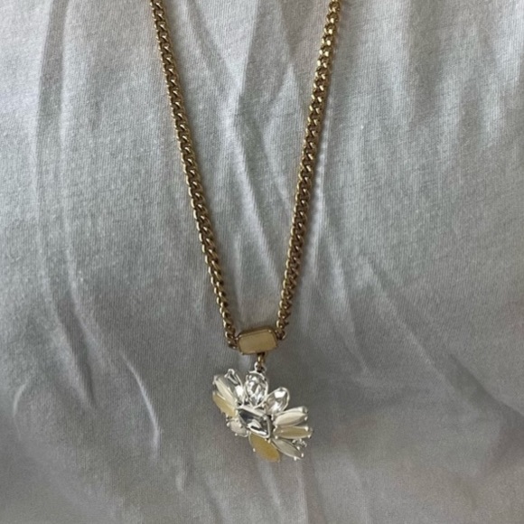 Ann Taylor Gold Tone Necklace With Flower Pendant - Picture 7 of 7